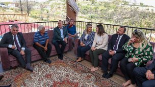 Bakan Çavuşoğlu, Manavgat'ta yeni evlerine kavuşan aileleri ziyaret etti