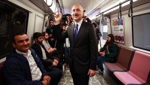 Bakan Karaismailoğlu, Sabiha Gökçen Havalimanı'na metroyla geldi