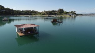 Seyhan Baraj Gölü'ndeki "yüzen evler"in süresi doluyor!