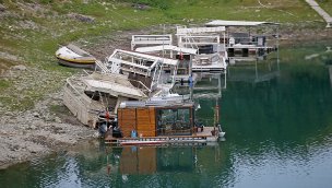 Seyhan Baraj Gölü'ndeki kaçak yapılar kıyıya çekiliyor