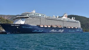Dev kruvaziyer "Mein Schiff 5" Marmaris Limanı'na yanaştı