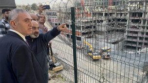 Küçükçekmece'de binaları tedbir amaçlı boşaltılan vatandaşların bekleyişi sürüyor