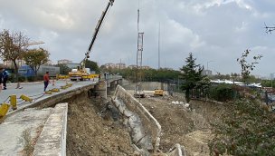 Bakırköy'de pazar yeri inşaatı sırasında istinat duvarı çöktü