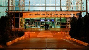 Mardin Havalimanı'nın girişine yeni isminin yazıldığı afiş asıldı