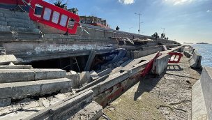 Üsküdar sahilde yürüyüş yolunun altındaki kısımda çökme oldu