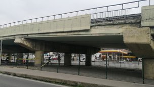 İstanbul'da beton parçaları dökülen üst geçit tehlike oluşturuyor