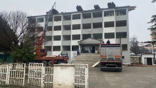 Karabük'te deprem dayanıklılık testini geçemeyen hükümet konağı yıkılıyor