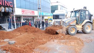 Zam konusunda anlaşamadığı kiracısının dükkanının önüne toprak döktürdü