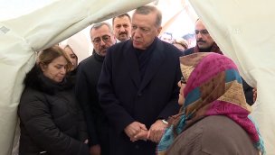 Cumhurbaşkanı Erdoğan, Onikişubat Stadyumu'nda kurulan çadır kentte vatandaşlarla görüştü