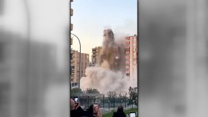 Adana'da hasarlı binanın tehlike oluşturan diğer kısmı kontrollü şekilde yıkıldı