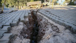 Deprem nedeniyle Nurdağı'nın Gökçedere Mahallesi'nde yarıklar oluştu