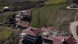 Kahramanmaraş'ta depremde oluşan yarık Çiğli Mahallesi'ni ikiye böldü