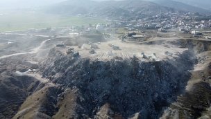 Kahramanmaraş'ta depremde yıkılan binaların toplandığı enkaz alanı "Dağ" gibi yükseliyor
