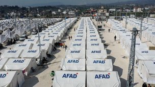 Hatay Defne'de depremzedeler 500 çadırdan oluşturulan çadır kentte misafir ediliyor