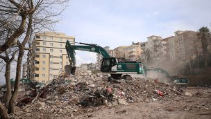 Kahramanmaraş'ta enkaz kaldırma çalışmaları devam ediyor