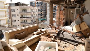 Ağır hasarlı binaların içi yıkımın boyutunu bir kez daha ortaya koydu
