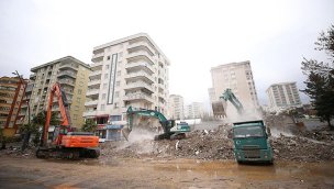  Kahramanmaraş'ta ağır hasarlı binaların yıkım işlemleri sürüyor
