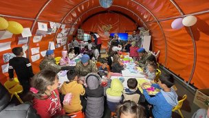  Depremzede öğrenciler "Mehmetçik Okulu'yla geleceğe hazırlanıyor