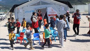 Depremzede çocukların yüzü psikososyal destek ekipleriyle gülüyor