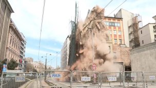 Karaköy'de tarihi metruk bina çöktü