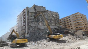 Nizip'te riskli binaların kontrollü yıkımı sürüyor
