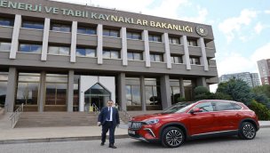 Bakan Dönmez, Togg ile ilk yerli otomobil Devrim'in üretildiği Eskişehir'e gitti