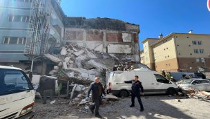Güngören'de kentsel dönüşüm için boşaltılan bina çöktü