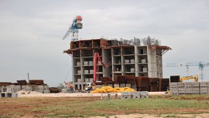 Adana'da depremzedeler için başlanan konutların inşası devam ediyor