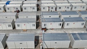 Türkoğlu'ndaki depremzedeler çadırdan konteynere taşınıyor