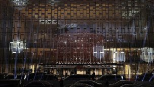 AKM'nin heykeli yerini aldı!