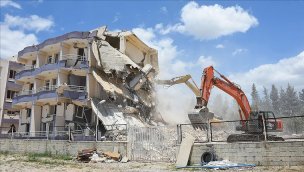 Hatay'da ağır hasarlı binaların yıkımı devam ediyor!