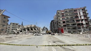 Hatay'da ağır hasarlı binaların yıkımına devam ediliyor!