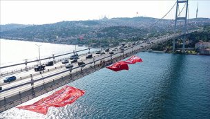 15 Temmuz Şehitler Köprüsü'ne şehitlerin anısına Türk bayrağı asıldı!