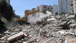 Depremde hasar alan bina kontrollü yıkım sırasında devrildi!