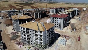 Adıyaman'da kaba inşaatı tamamlanan deprem konutlarında dış cephe çalışmaları başladı