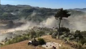 Kozan'daki depremin hemen ardından arazide toz bulutu oluştu