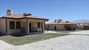 Malatya'da depremzedeler köy evlerine yerleşiyor!