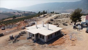 Hasanbeyli ilçesinde depremzedeler için köy evlerinin yapımı sürüyor