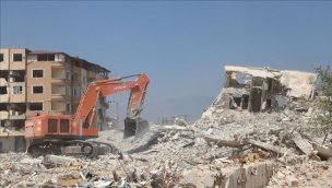 Hatay'da ağır hasarlı binaların yıkımı sürüyor!