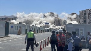 Malatya'da ağır hasarlı 2 bina patlayıcı yardımıyla yıkıldı!