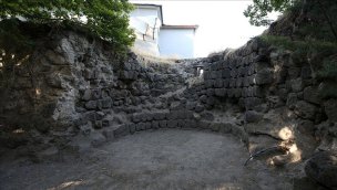 Malazgirt'teki kazılarda çevresi toprakla kaplı han ortaya çıkarıldı!