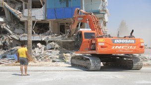 Hatay'da ağır hasarlı 6 bina kontrollü şekilde yıkıldı!