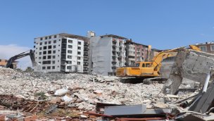 Depremlerden etkilenen Hatay'da ağır hasarlı binaların yıkımı sürüyor!