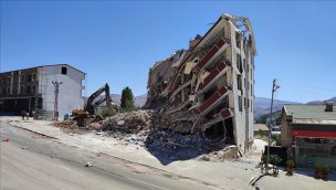 Çelikhan'da ağır hasarlı binaların yıkımı sürüyor!