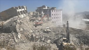 Hatay'da ağır hasarlı 2 bloklu site kontrollü yıkıldı!