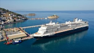 Kuşadası'na kruvaziyerle 2 bin 600 turist geldi