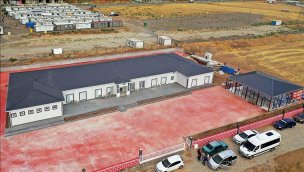 Karmod deprem bölgesine 13 derslikli prefabrik okul yaptı! 