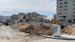 Hatay'da ağır hasarlı binaların kontrollü yıkımı sürdü!