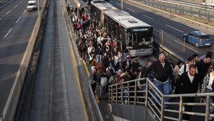 İstanbul'da metrobüs yoğunluğu yaşanıyor!