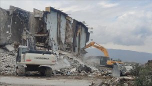 Hatay'da depremlerde ağır hasar alan 8 bina kontrollü yıkıldı